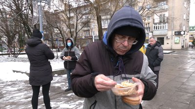 У центрі Рівного годують людей в скруті