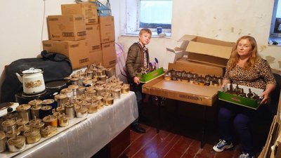 У Чернівцях волонтери роблять окопні свічки для військових У Чернівцях волонтери роблять окопні свічки для військових