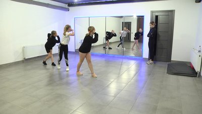 Заняття танцями відволікають від проблем та тримають тіло в тонусі Заняття танцями відволікають від проблем та тримають тіло в тонусі