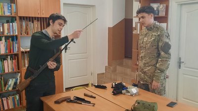 Олександр Сумін розбирає автомат