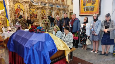 Труна з тілом воїна Михайла Зезекала під час прощання у Полтаві
