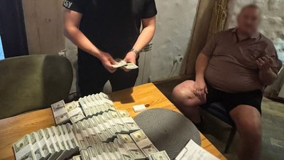 Правоохоронці затримали чоловіків, які нібито "продавали" посаду одного з держпідприємств