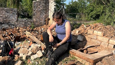 Там, ближче до фронту, дуже тісно переплітається життя і смерть, — журналістка і волонтерка Анастасія Сбродова Там, ближче до фронту, дуже тісно переплітається життя і смерть, — журналістка і волонтерка Анастасія Сбродова