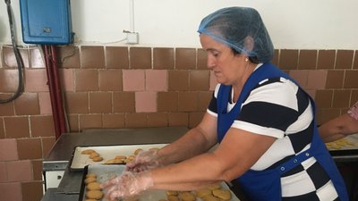 «Найбільше сердечок робимо, бо ми їх любимо»: волонтери з Полтавщини готують для воїнів печиво і чаї «Найбільше сердечок робимо, бо ми їх любимо»: волонтери з Полтавщини готують для воїнів печиво і чаї