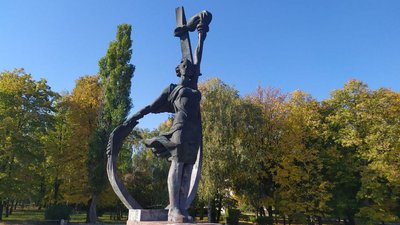 У Кропивницькому вимагали демонтувати пам'ятник "60 років комсомолу"