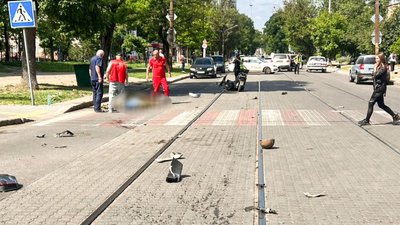 У Миколаєві зіткнулися автівка та мопед