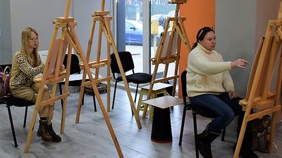 У Кропивницькому художники малювали портрет військового. Це частина патріотичного проєкту