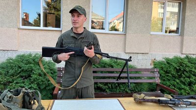 В Ужгородському ліцеї "Лідер" нацгвардійці провели заняття зі школярами В Ужгородському ліцеї "Лідер" нацгвардійці провели заняття зі школярами