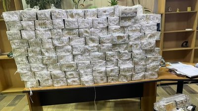 На Закарпатті, через приховані у подвійному дні сигарети, митники вилучили в українця авто На Закарпатті, через приховані у подвійному дні сигарети, митники вилучили в українця авто
