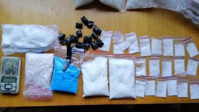 Наркозілля на 2 мільйони гривень: у Херсоні затримали групу наркозбувачів. Наркозілля на 2 мільйони гривень: у Херсоні затримали групу наркозбувачів.