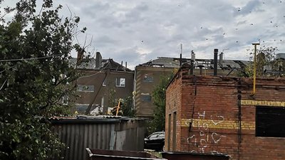 Зірвані дахи, поламані дерева: негода у Кропивницькому Зірвані дахи, поламані дерева: негода у Кропивницькому