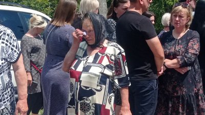 На Дніпропетровщині попрощалися з дворічною дитиною, яка загинула від ракетного удару по передмістю Дніпра На Дніпропетровщині попрощалися з дворічною дитиною, яка загинула від ракетного удару по передмістю Дніпра