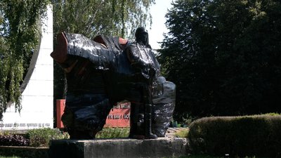 Пам'ятник в плівці: чому в Млинові на Рівненщині замотали меморіал, який підлягає декомунізації Пам'ятник в плівці: чому в Млинові на Рівненщині замотали меморіал, який підлягає декомунізації