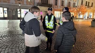 В Ужгороді патрульні поліцейські провели акцію Світлострічка