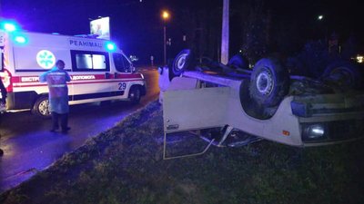 У Черкасах на кільці перекинулася автівка з п'ятьма людьми. Двоє у лікарні У Черкасах на кільці перекинулася автівка з п'ятьма людьми. Двоє у лікарні