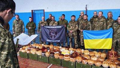 Замість кошика — шолом: бійці 128-ї Закарпатської бригади показали як відзначають Великдень Замість кошика — шолом: бійці 128-ї Закарпатської бригади показали як відзначають Великдень