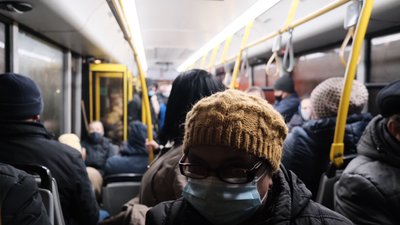 Пасажири в тролейбусі під час ранкового рейсу Пасажири в тролейбусі під час ранкового рейсу