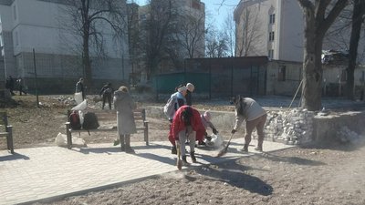 У Житомирі прибирають територію розбомленої російськими військами школи