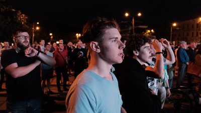 Спільний перегляд та підйом на гору. Як вболівають за збірну у Чернівцях Спільний перегляд та підйом на гору. Як вболівають за збірну у Чернівцях