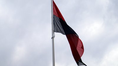 У Богодухові на Харківщині підійматимуть червоно-чорний прапор: що вирішила міськрада