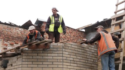 У Харкові заборгували комунальникам, які відновлюють місто після обстрілів У Харкові заборгували комунальникам, які відновлюють місто після обстрілів
