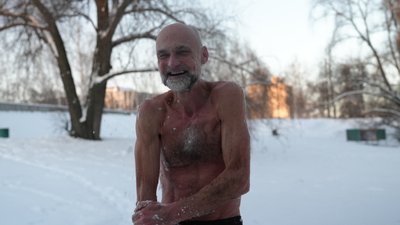 "З молитвою треба заходити до води": як сум’янин 40 років займається моржуванням