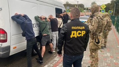 Підробляв документи для виїзду за кордон: жителю Хмельниччини повідомили про підозру