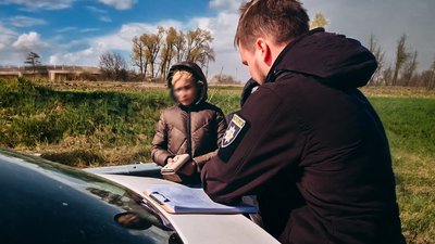 Жінка, яку розшукали патрульні на Чернігівщині через підозру в крадіжці грошей із каси