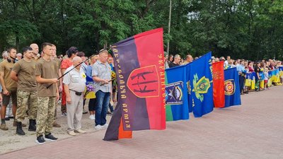 "Ми нагадуємо жителям, що у нас війна". У Кропивницькому відбулась Хода пам'яті "Ми нагадуємо жителям, що у нас війна". У Кропивницькому відбулась Хода пам'яті
