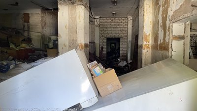 Рівень води у Херсоні знижується, на вулицях залишаються багнюка і сміття: як люди під обстрілами долають наслідки Рівень води у Херсоні знижується, на вулицях залишаються багнюка і сміття: як люди під обстрілами долають наслідки
