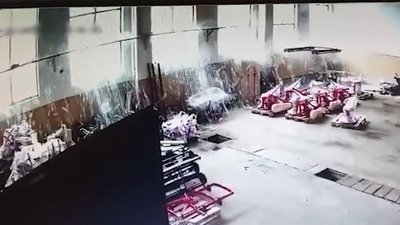 "Збитки не менше 100 тис. грн": у Жмеринці відновлюють будівлі, пошкоджені внаслідок ракетного обстрілу "Збитки не менше 100 тис. грн": у Жмеринці відновлюють будівлі, пошкоджені внаслідок ракетного обстрілу
