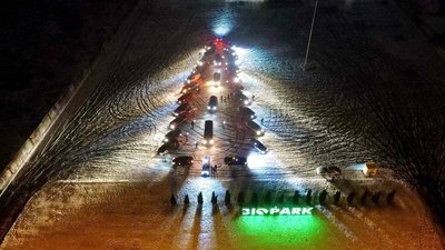 Вибудували ялинку з автівок: одеситів привітали зі святом Вибудували ялинку з автівок: одеситів привітали зі святом