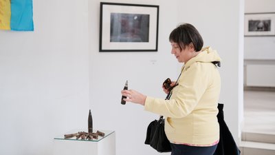 До війни робила фото для глянцевих журналів. У Чернівцях представили виставку світлин про повномасштабну війну
