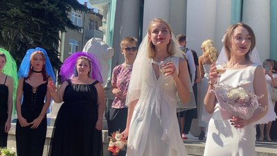 "Є страх, але мотивація сильніша". У Харкові ЛГБТ-спільнота влаштувала перформанс біля РАЦСу "Є страх, але мотивація сильніша". У Харкові ЛГБТ-спільнота влаштувала перформанс біля РАЦСу