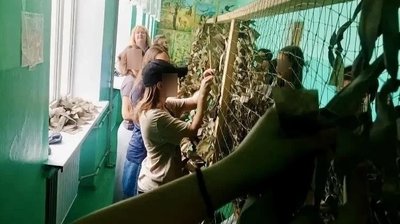 У Сімферополі окупанти змусили восьмикласників плести маскувальні сітки росіянам