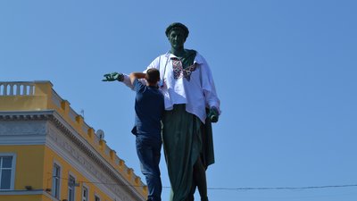 Одеський пам'ятник Дюку де Рішельє одягнули у вишиванку. Як це було Одеський пам'ятник Дюку де Рішельє одягнули у вишиванку. Як це було