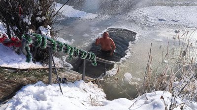 Хресна хода і пірнання: як лучани святкують Водохреще Хресна хода і пірнання: як лучани святкують Водохреще