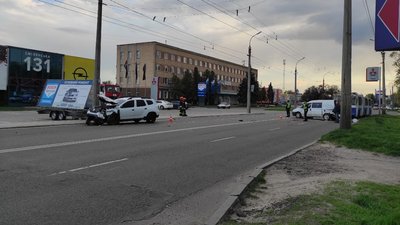 ДТП у Черкасах: трьох людей забрали до лікарні ДТП у Черкасах: трьох людей забрали до лікарні