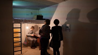 Це невелика інституція, яка буде працювати у трьох напрямках: виставковий простір, бібліотека та резиденція для митців. Це невелика інституція, яка буде працювати у трьох напрямках: виставковий простір, бібліотека та резиденція для митців.