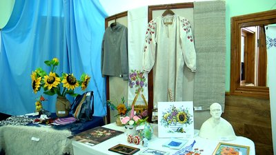 Культурний фронт у тилу: у Житомирі майстри продають вироби, аби зібрати гроші для ЗСУ Культурний фронт у тилу: у Житомирі майстри продають вироби, аби зібрати гроші для ЗСУ