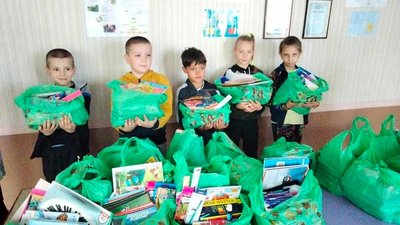 Діти з зони ООС отримали канцелярію від буковинських школярів