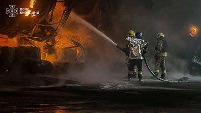 Рятувальники гасять пожежу у Бучанському районі після атаки РФ,
