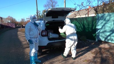 Роблять тести на COVID-19: як у Сватовому працює медична мобільна бригада Роблять тести на COVID-19: як у Сватовому працює медична мобільна бригада