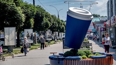 У Чернівцях вимагають знести конструкцію склянки біля кав'ярні