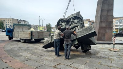 Рівне без "Визволителів": демонтували монумент на площі Перемоги Рівне без "Визволителів": демонтували монумент на площі Перемоги