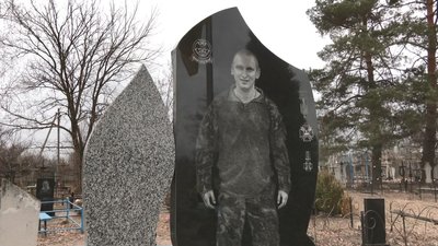 "Вісім років минуло, а воно не переживається", — мама загиблого черкаського "кіборга"