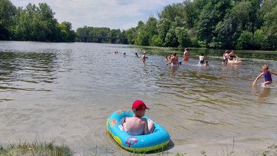 На одному з пляжів Сум рятувальники та медики провели інструктаж з порятунку людей на воді