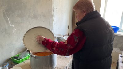 На Херсонщині жителі Зеленівки готують безплатні обіди для односельців