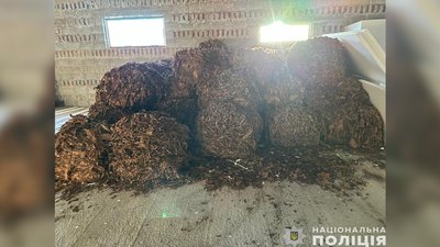 Близько мільйона гривень: на Чернігівщині поліцейські викрили групу людей, що виготовляли та продавали тютюнові вироби Близько мільйона гривень: на Чернігівщині поліцейські викрили групу людей, що виготовляли та продавали тютюнові вироби