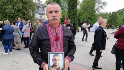 У Тернополі в День Героїв поклали квіти до меморіальної стели "Загинули за волю України" У Тернополі в День Героїв поклали квіти до меморіальної стели "Загинули за волю України"